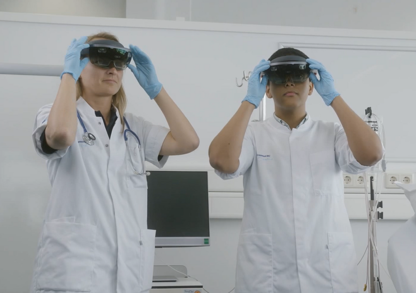 Foto van twee verpleegkundigen met augmented reality-brillen op