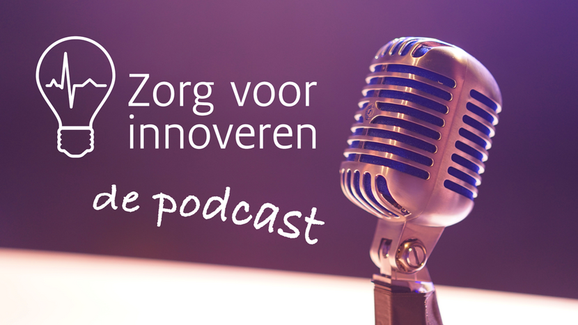 Illustratieve foto van een ouderwetse microfoon met de tekst 'Zorg voor innoveren, de podcast'.